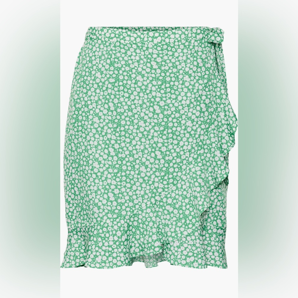 Vero Moda Henna Wrap Skirt size XS with green floral print